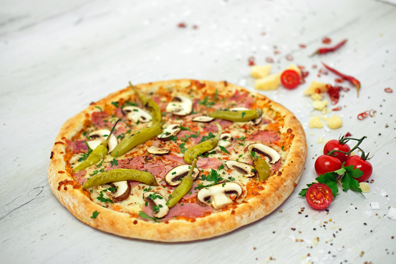 Pizza šunková se žampióny a feferonkami